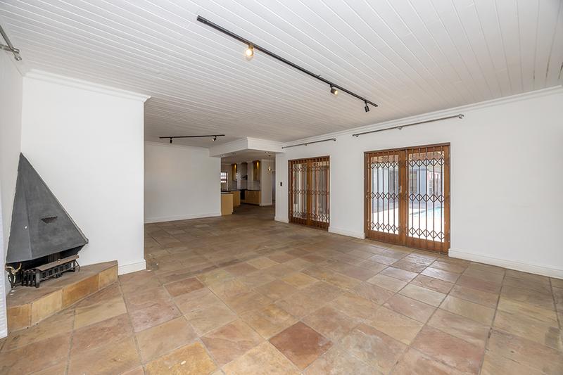 5 Bedroom Property for Sale in Bloubergrant Western Cape